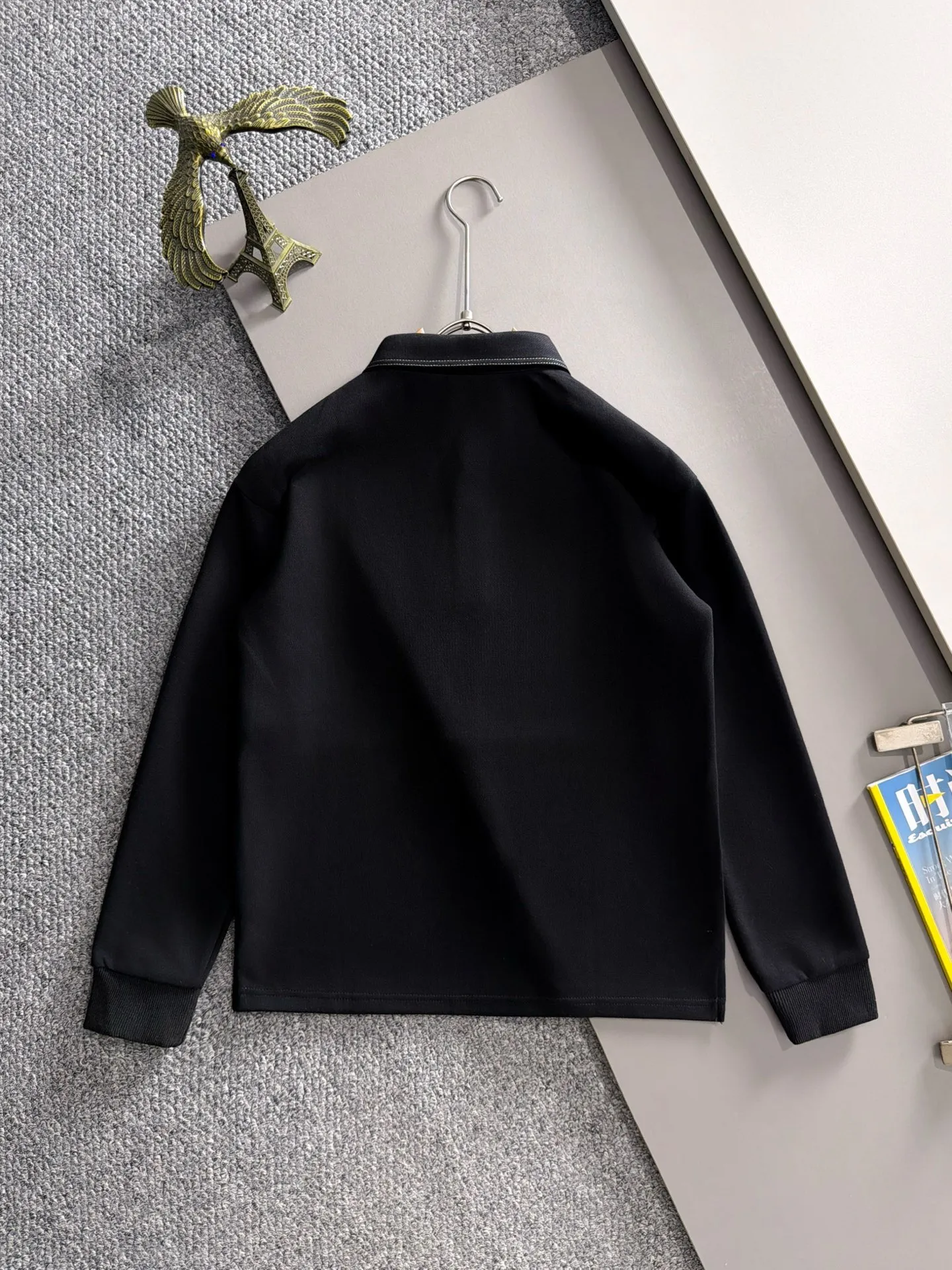 Balenciaga 2026 Long Sleeve Lapel Sweatshirt for Men and Women Same Style Many Stars Same Style, Top Original Version Feel Free to Compare🆚The fabric is custom-dyed and lightly sprayed and distressed. The fabric, material, and details are consistent with the original version. Special cotton and linen fabrics are used. The cost of the fabric is extremely expensive. It is twice as expensive as pure cotton materials. We will do our best at all costs. Three standards are complete. The comparison between non-market products and my fabrics is very different. Only the top version is made! Size: M-4XL